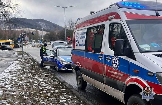 Nie zauważył pieszej i potrącił ją na przejściu