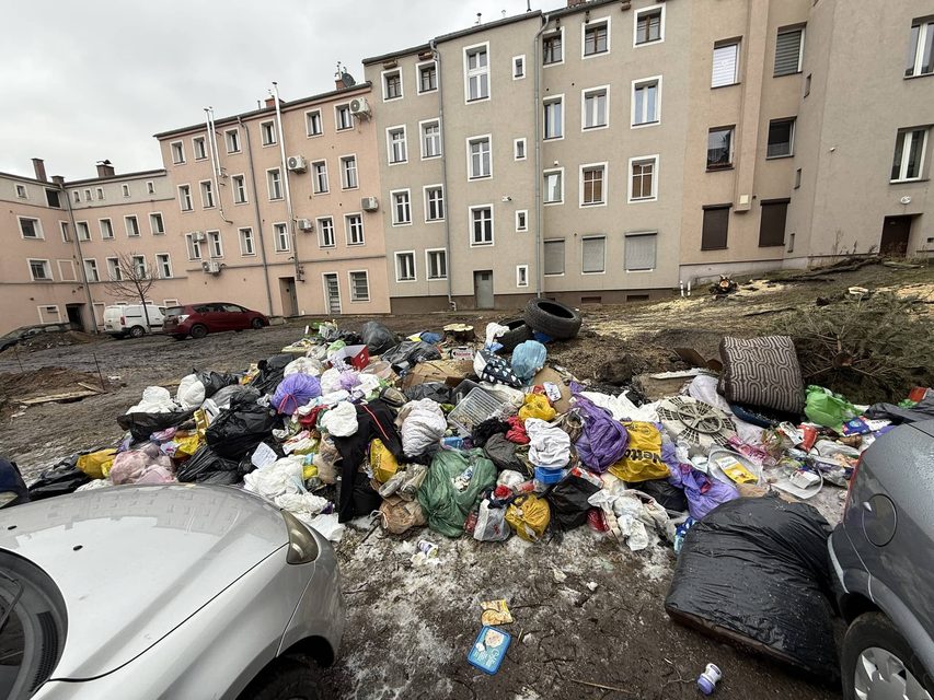 Odpady nadal nie trafiają do pojemników