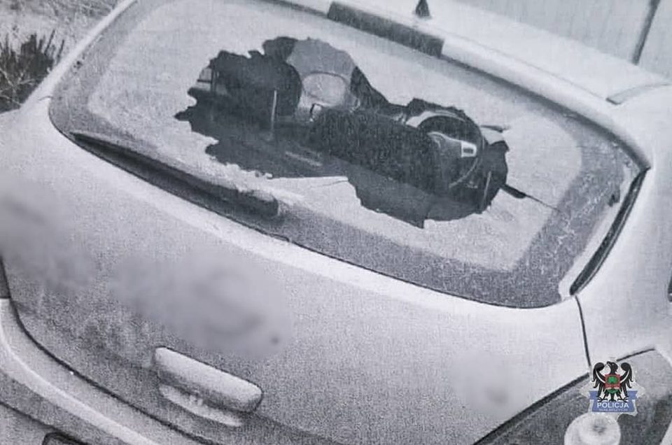 72–latka z cegłówką w dłoni