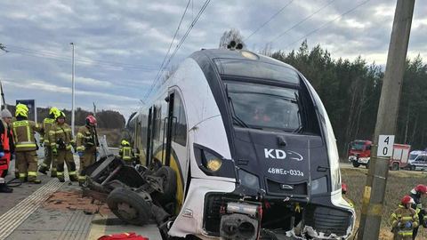 Bus zmiażdżony przez pociąg, śmierć kierowcy!