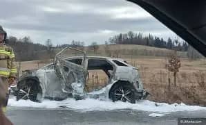 Peugeot spłonął doszczętnie
