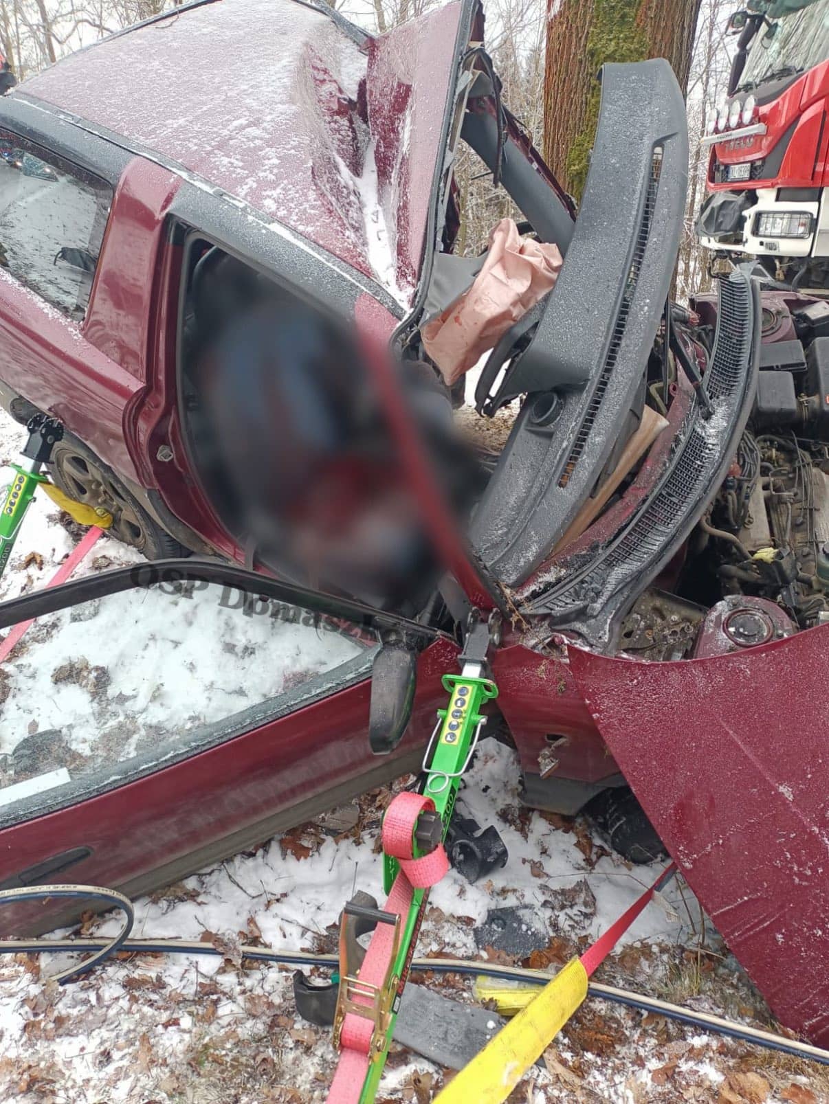 Auto zmiażdżone, nie żyje kierowca!