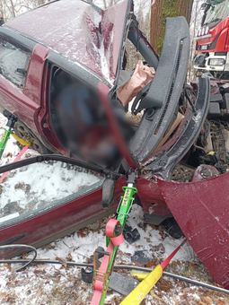 Auto zmiażdżone, nie żyje kierowca!