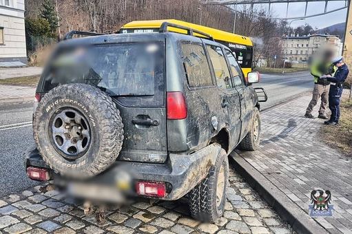 Wyszła zza autobusu wprost pod auto