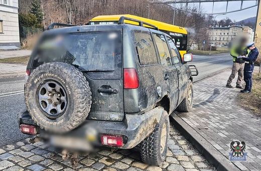 Wyszła zza autobusu wprost pod auto
