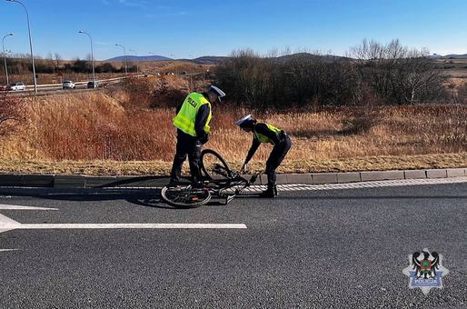 Rowerzysta w ciężkim stanie