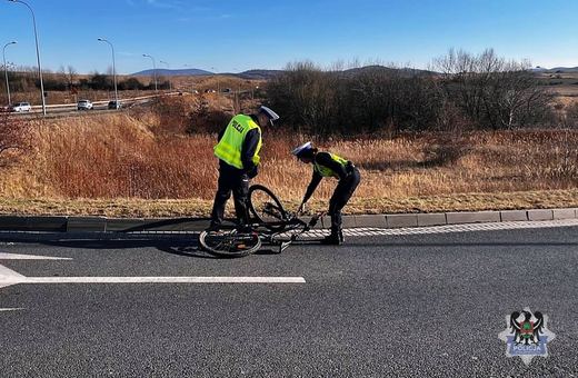 Rowerzysta w ciężkim stanie