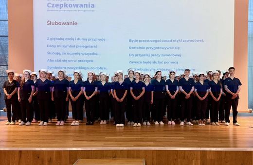 Przyszłe pielęgniarki po czepkowaniu