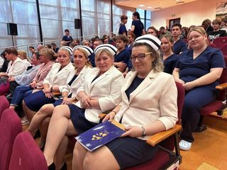Przyszłe pielęgniarki po czepkowaniu