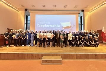 Przyszłe pielęgniarki po czepkowaniu