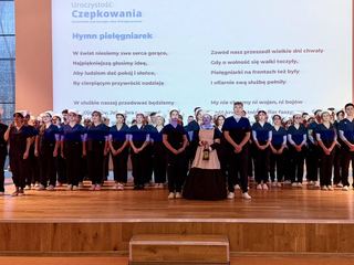 Przyszłe pielęgniarki po czepkowaniu