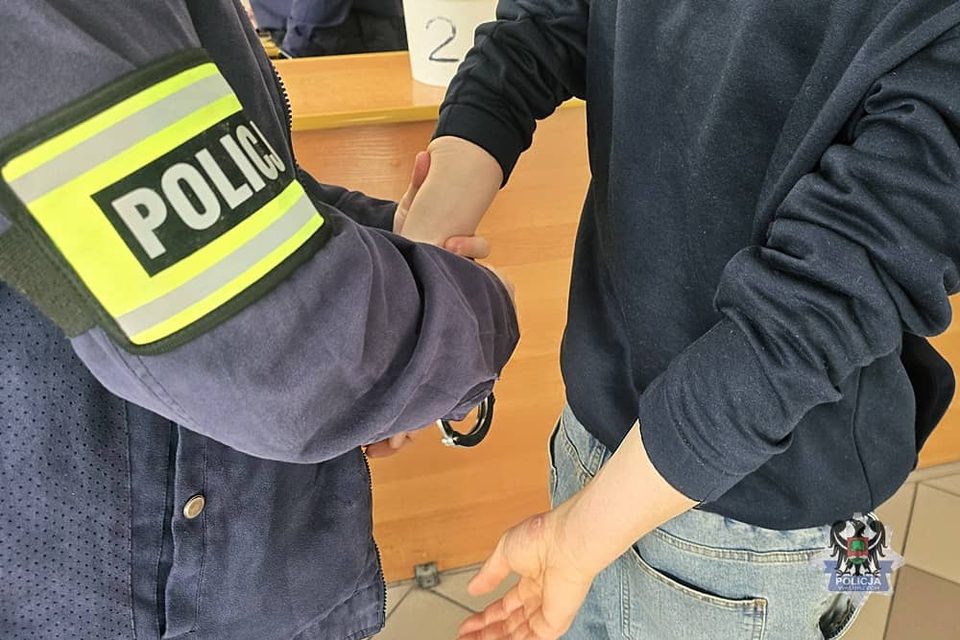 Nie przyjął "ochrony" i otrzymał cios łokciem