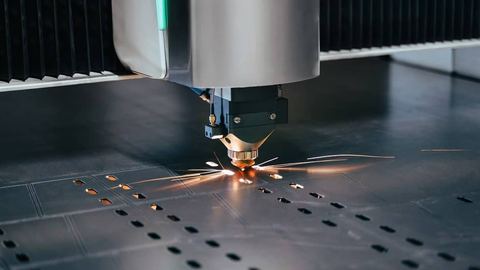 Cięcie arkuszy blach bez strat jakości – co daje nowoczesna wycinarka laserowa?
