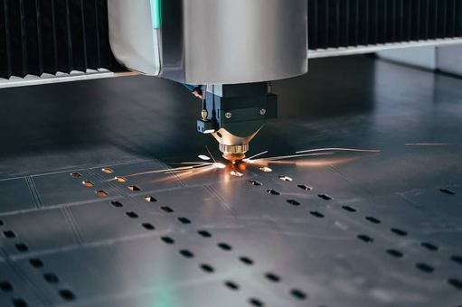 Cięcie arkuszy blach bez strat jakości – co daje nowoczesna wycinarka laserowa?