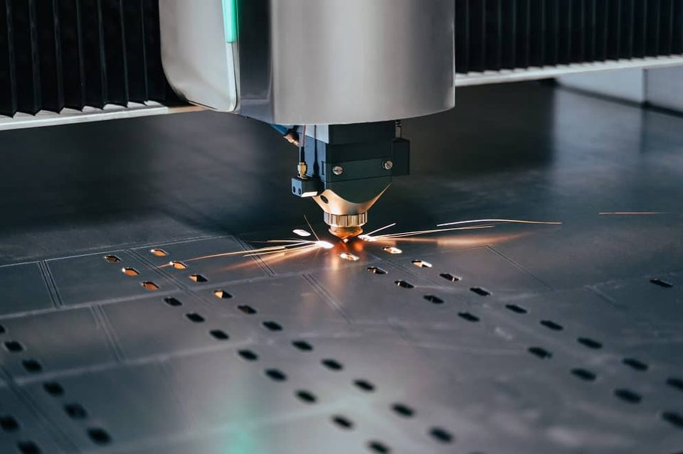Cięcie arkuszy blach bez strat jakości – co daje nowoczesna wycinarka laserowa?