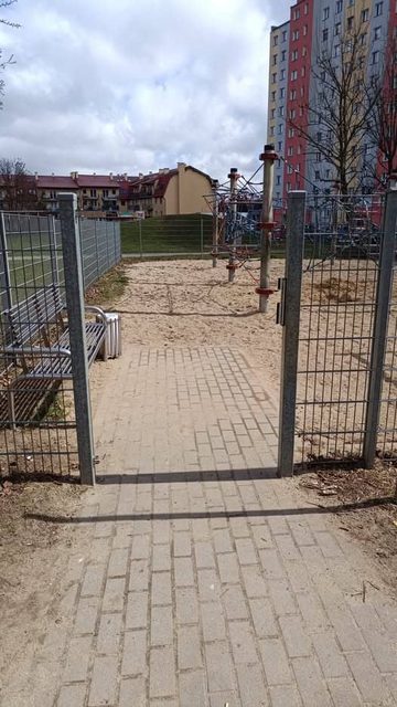 Ukradli furtkę z placu zabaw...