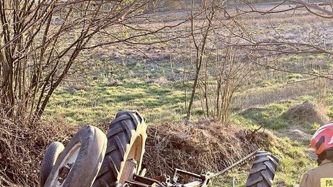 Trwa walka o życie rolnika przygniecionego ciągnikiem