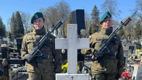 Grób oznaczony insygnium Grobu Weterana Walk o Wolność i Niepodległość RP