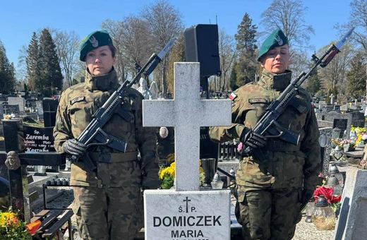 Grób oznaczony insygnium Grobu Weterana Walk o Wolność i Niepodległość RP