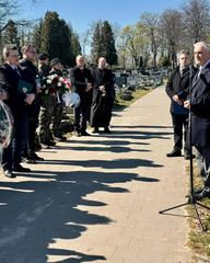 Grób oznaczony insygnium Grobu Weterana Walk o Wolność i Niepodległość RP