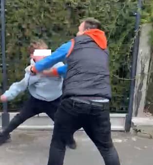 Kontroler zaatakowany przez agresywnych młodych mężczyzn