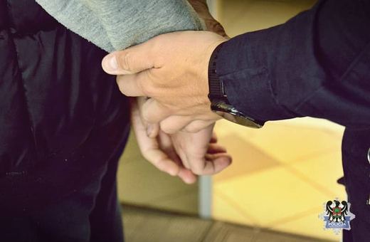 Zatrzymano 16–latka, który zaatakował kontrolera