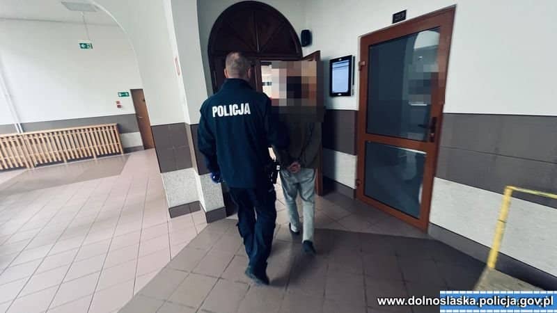 Cios nożem w brzuch podczas walki bezdomnych o materac