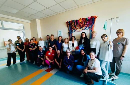 Kolorowa makrama ozdabia wejście na Oddział Onkologiczny