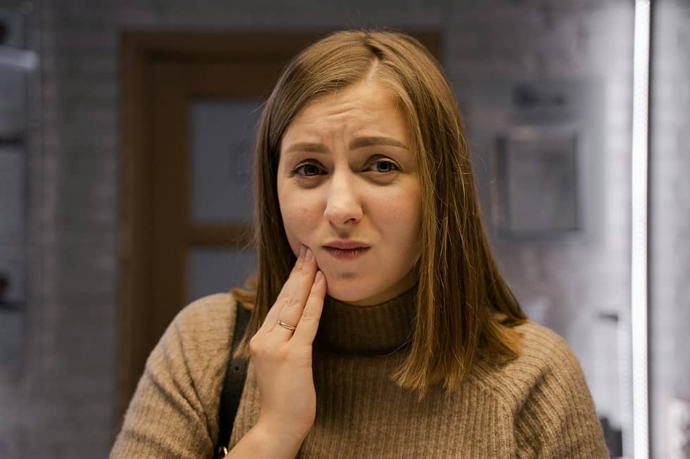 Ropień zęba – jak powstaje, jakie daje objawy i dlaczego jest groźny
