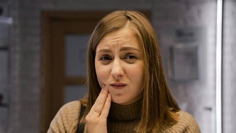 Ropień zęba – jak powstaje, jakie daje objawy i dlaczego jest groźny