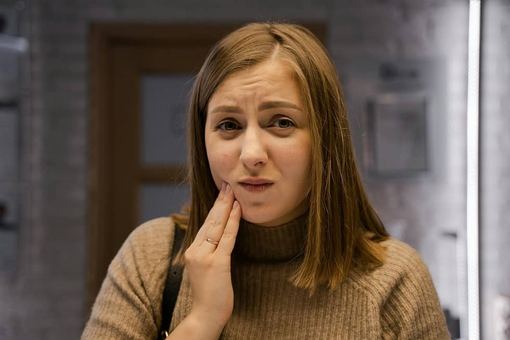 Ropień zęba – jak powstaje, jakie daje objawy i dlaczego jest groźny