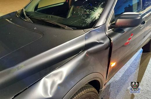 Nastolatek wbiegł wprost pod auto