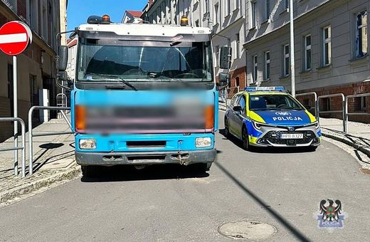 Miał zawał i uderzył ciężarówką w barierki
