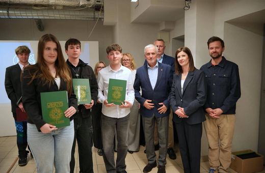 Młodzież tworzyła plakaty