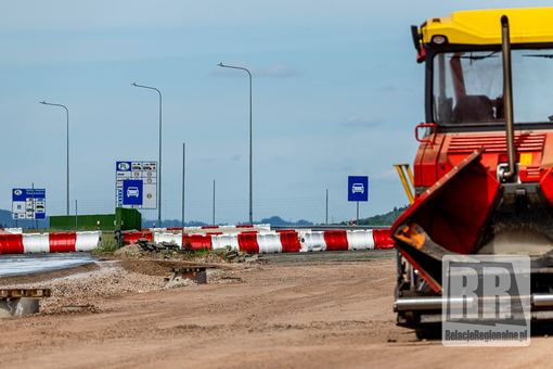 Pierwsza warstwa asfaltu na D11 w Královcu