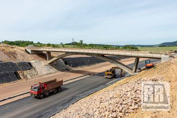 Pierwsza warstwa asfaltu na D11 w Královcu