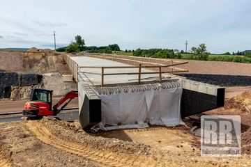 Pierwsza warstwa asfaltu na D11 w Královcu