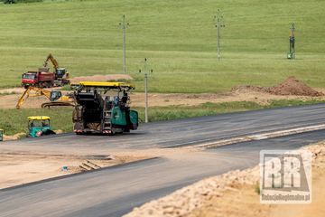 Pierwsza warstwa asfaltu na D11 w Královcu