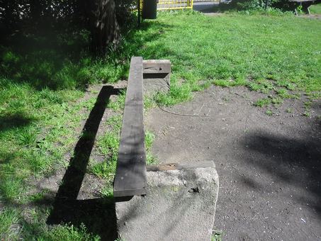 Kolejne place zdewastowane